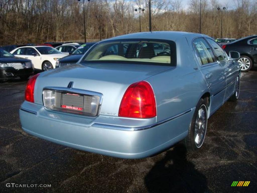 2009 Town Car Signature Limited - Light Ice Blue Metallic / Medium Light Stone photo #4