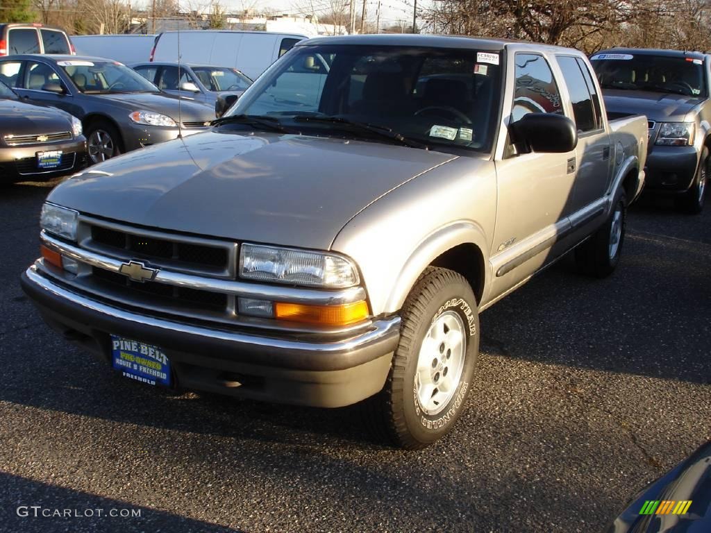 2002 S10 LS Crew Cab 4x4 - Light Pewter Metallic / Graphite photo #1