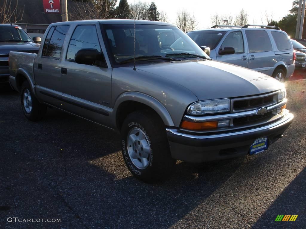 2002 S10 LS Crew Cab 4x4 - Light Pewter Metallic / Graphite photo #2