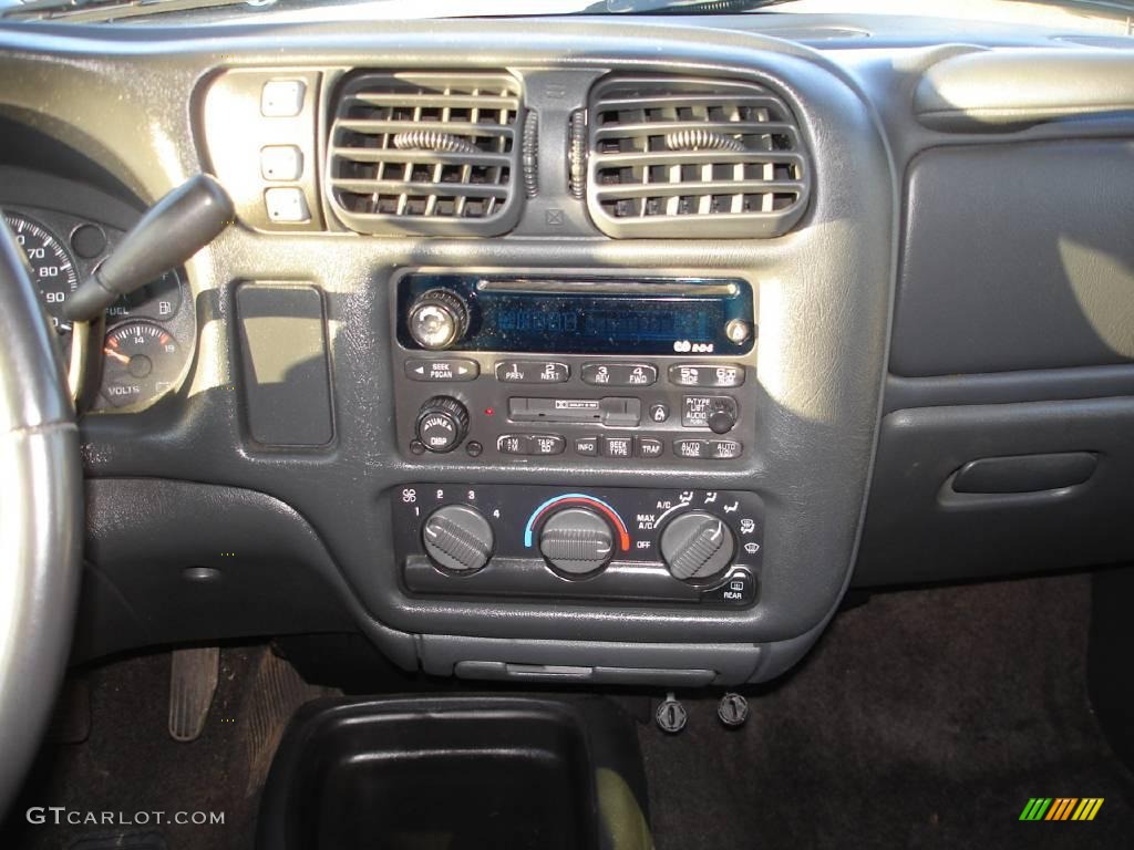 2002 S10 LS Crew Cab 4x4 - Light Pewter Metallic / Graphite photo #12