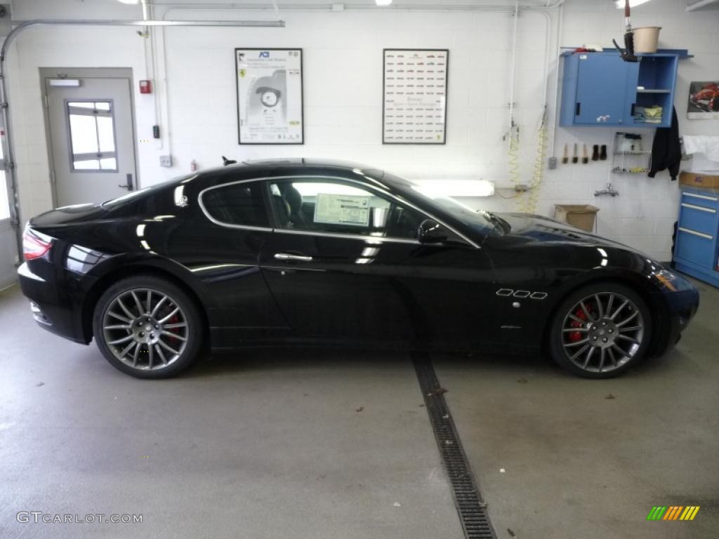 Nero (Black) Maserati GranTurismo