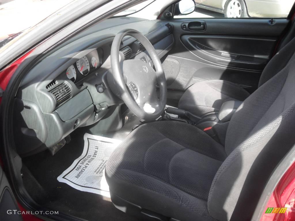 2004 Stratus SE Sedan - Inferno Red Pearlcoat / Dark Slate Gray photo #9