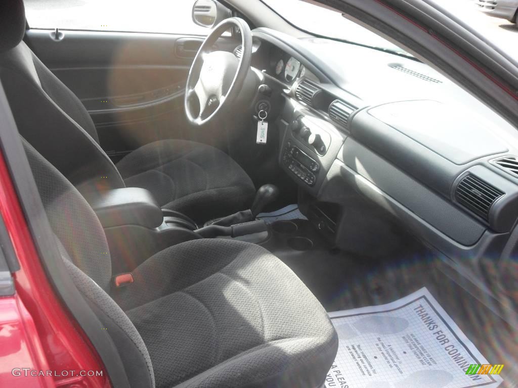 2004 Stratus SE Sedan - Inferno Red Pearlcoat / Dark Slate Gray photo #10