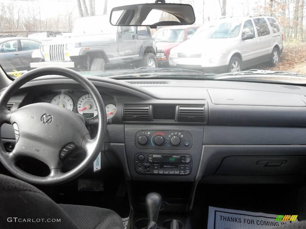 2004 Stratus SE Sedan - Inferno Red Pearlcoat / Dark Slate Gray photo #12