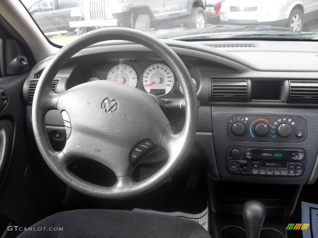 2004 Stratus SE Sedan - Inferno Red Pearlcoat / Dark Slate Gray photo #13