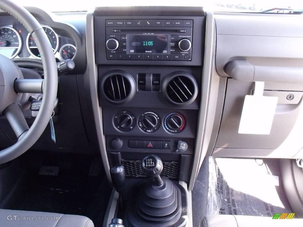 2010 Wrangler Sport 4x4 - Black / Dark Khaki/Medium Khaki photo #17