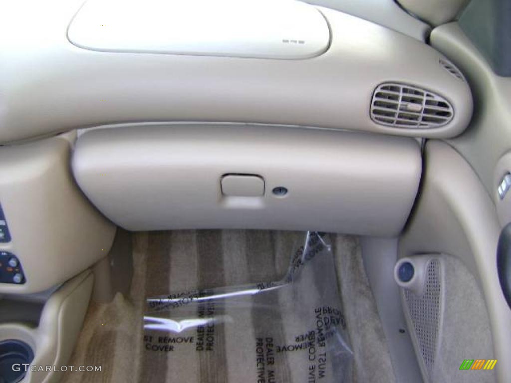 1999 Sunfire GT Convertible - Arctic White / Taupe photo #29