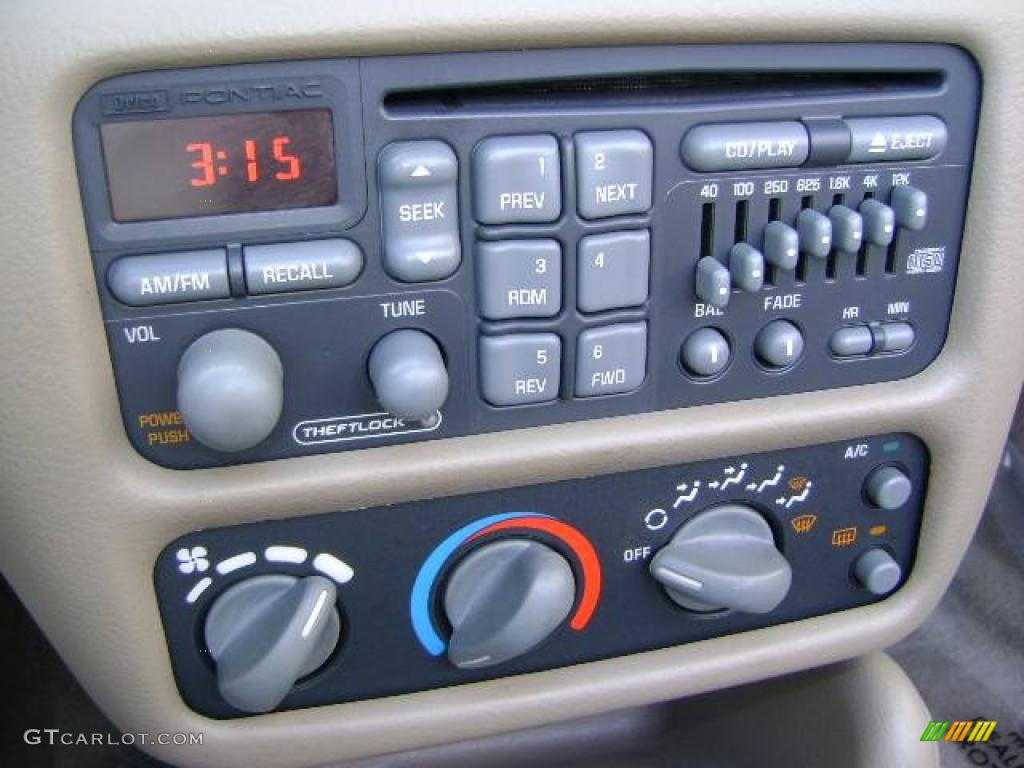 1999 Sunfire GT Convertible - Arctic White / Taupe photo #32