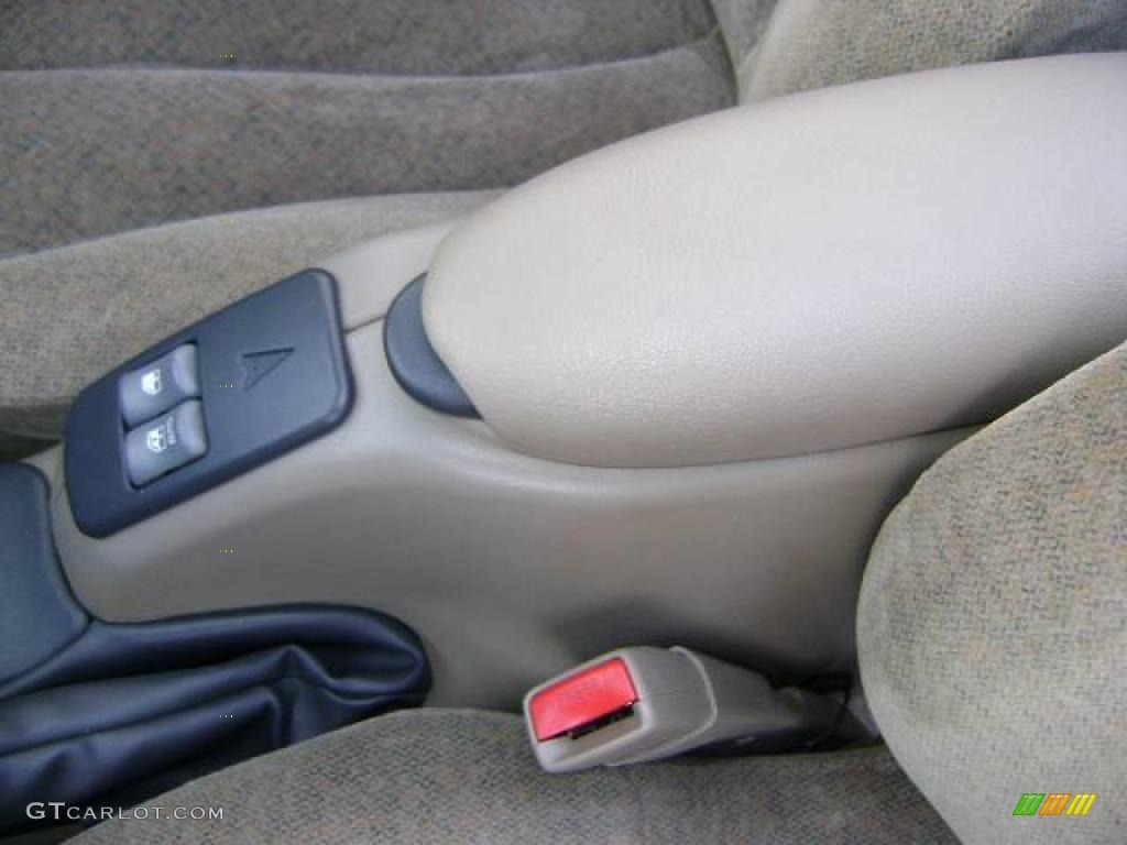 1999 Sunfire GT Convertible - Arctic White / Taupe photo #35