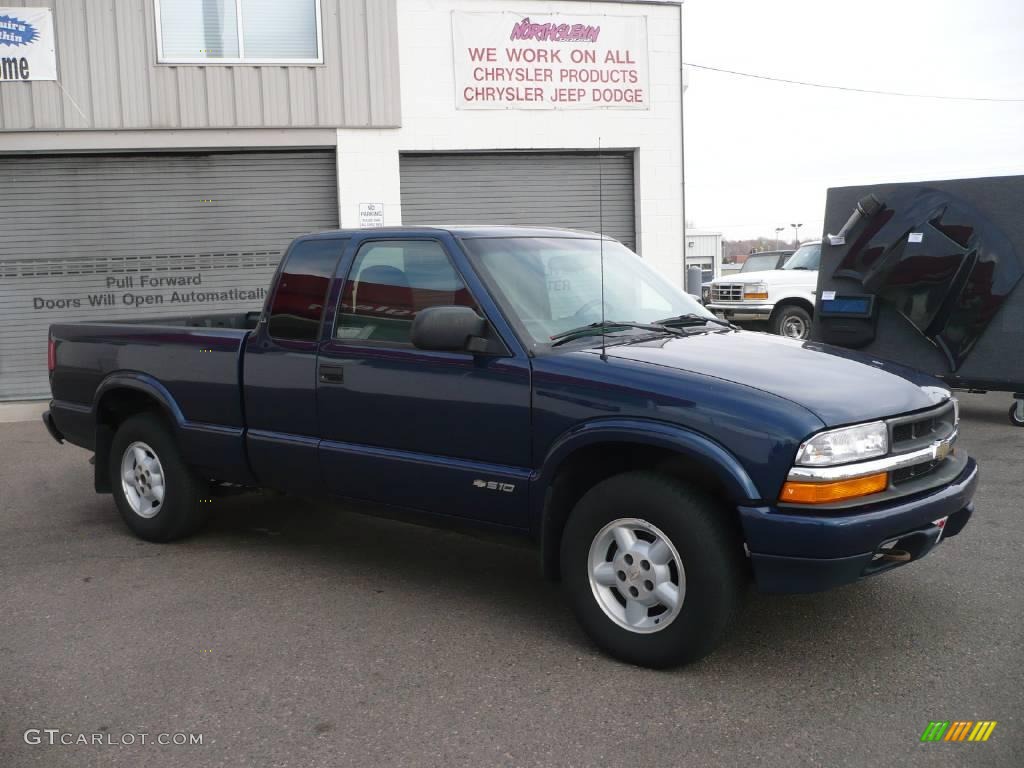 2001 S10 LS Extended Cab 4x4 - Indigo Blue Metallic / Graphite photo #3