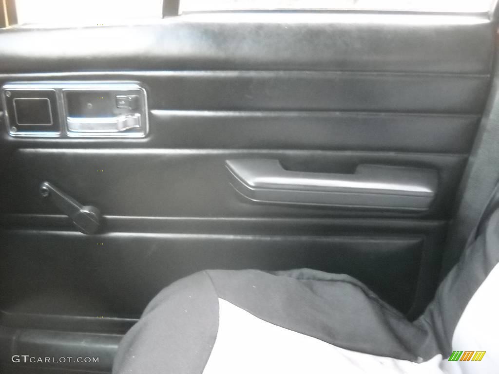 1987 Comanche Regular Cab - Colorado Red / Black photo #20