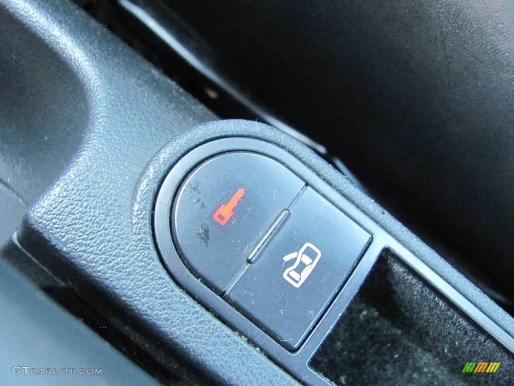 2002 Audi TT 1.8T quattro Coupe Controls Photo #23195145