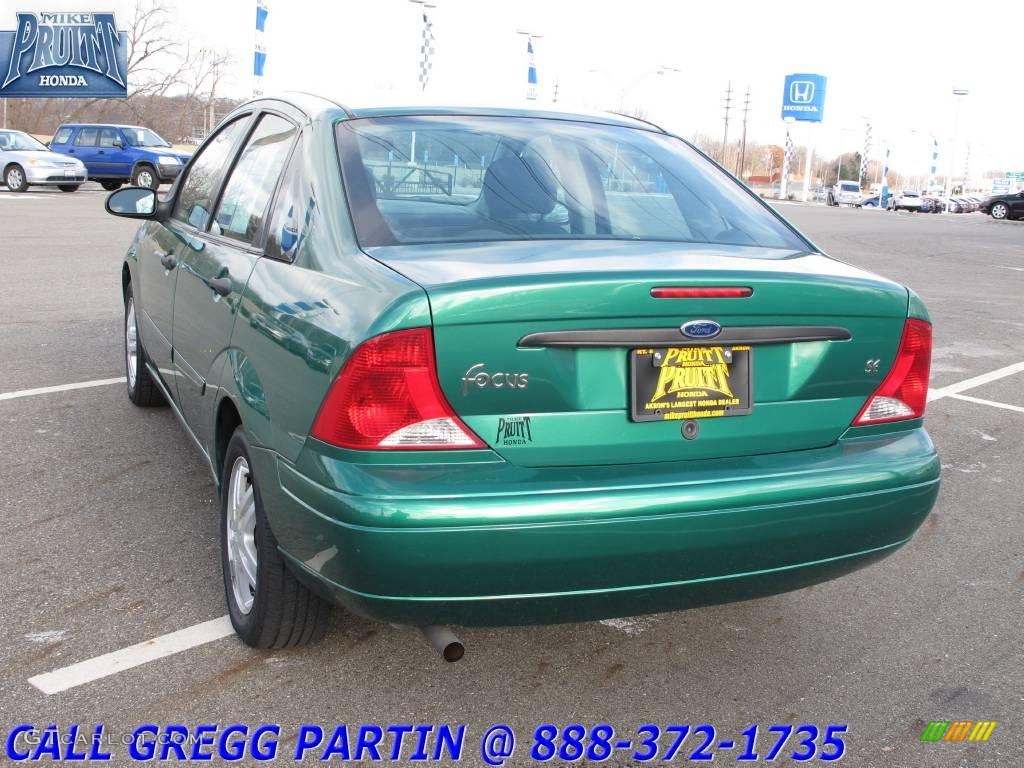 2002 Focus SE Sedan - Grabber Green Metallic / Medium Graphite photo #2