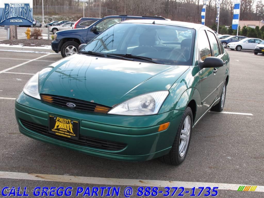 2002 Focus SE Sedan - Grabber Green Metallic / Medium Graphite photo #3