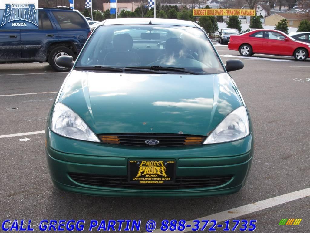 2002 Focus SE Sedan - Grabber Green Metallic / Medium Graphite photo #4