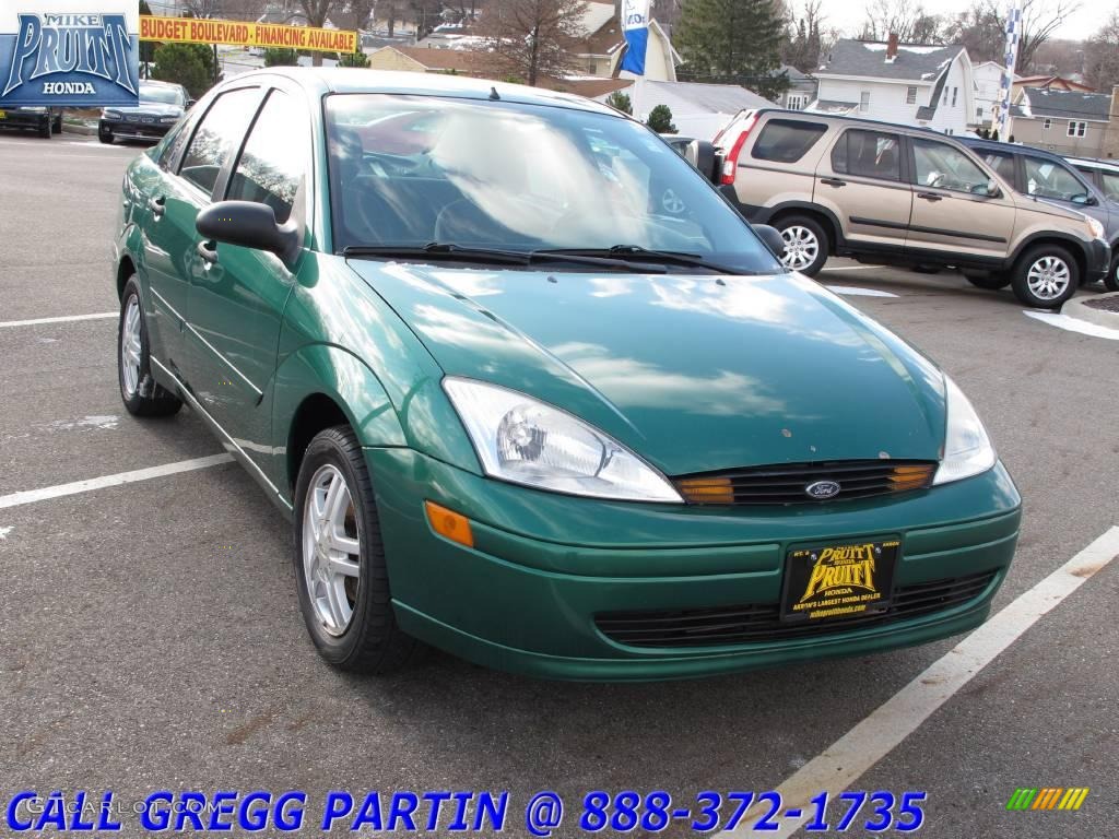 2002 Focus SE Sedan - Grabber Green Metallic / Medium Graphite photo #5
