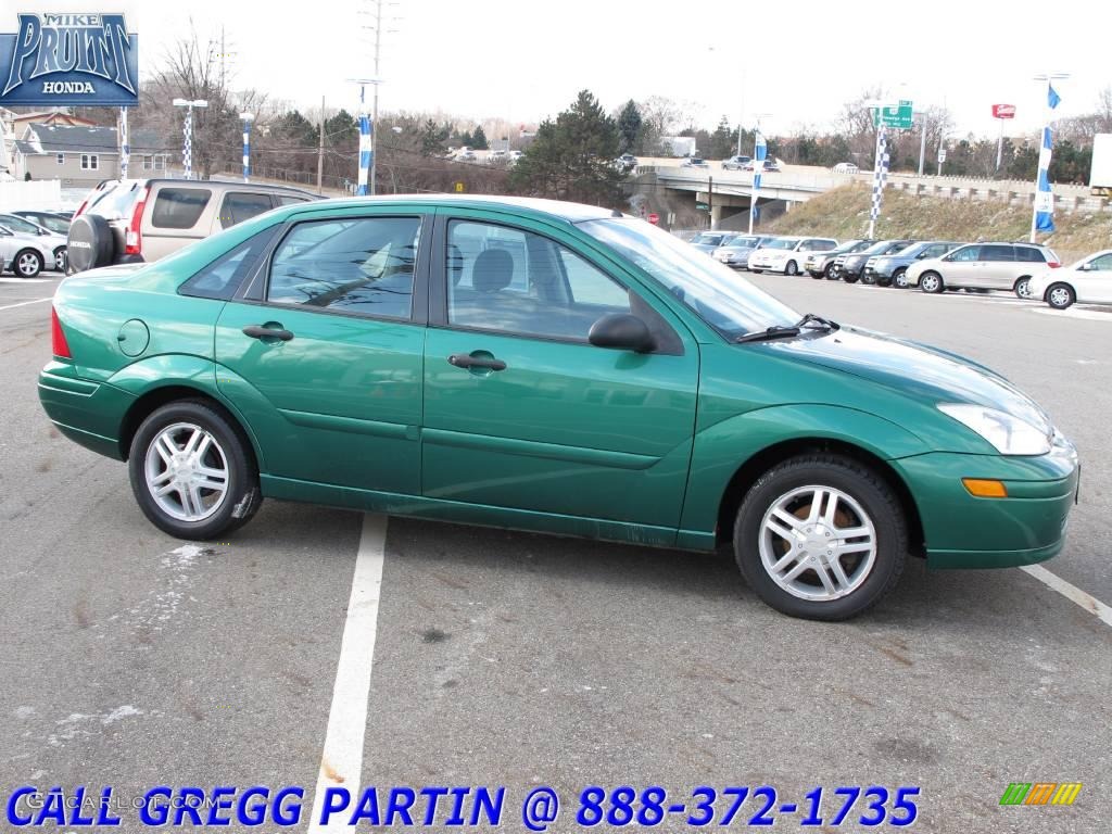 2002 Focus SE Sedan - Grabber Green Metallic / Medium Graphite photo #6