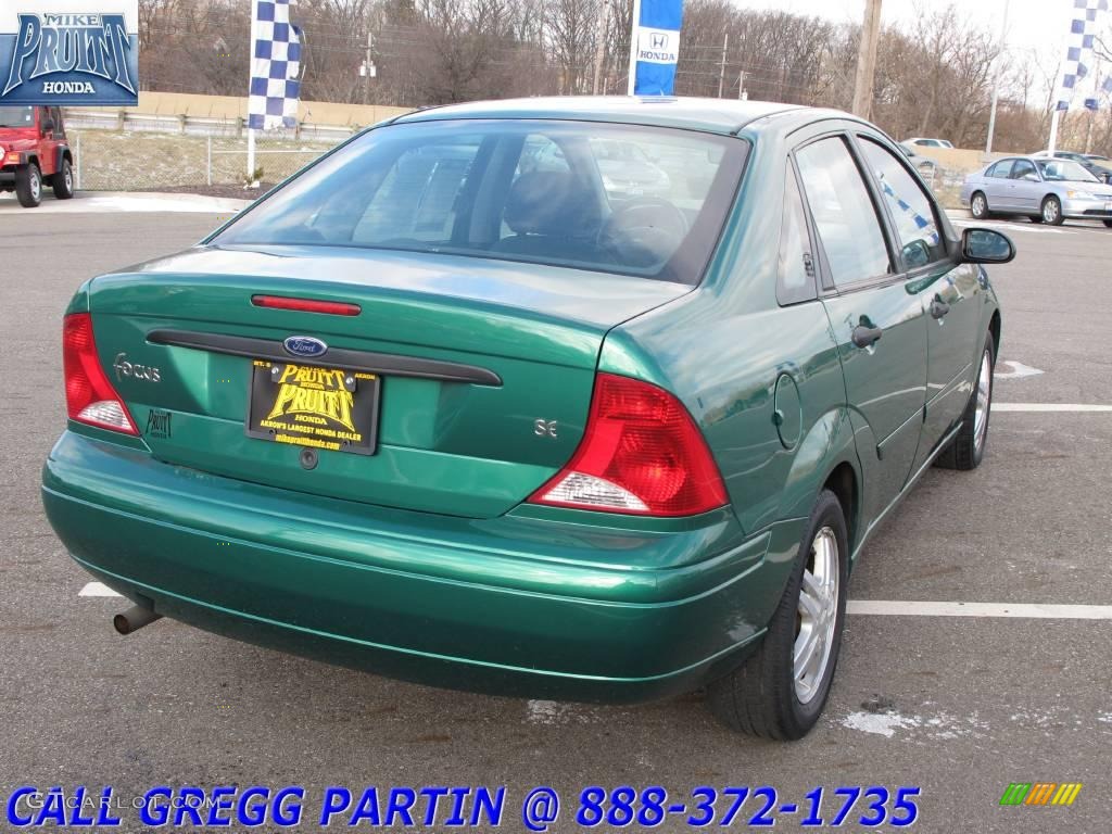 2002 Focus SE Sedan - Grabber Green Metallic / Medium Graphite photo #7