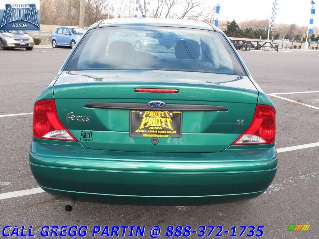 2002 Focus SE Sedan - Grabber Green Metallic / Medium Graphite photo #8
