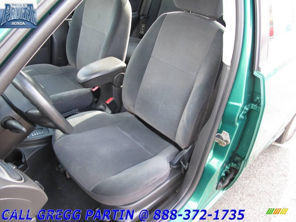 2002 Focus SE Sedan - Grabber Green Metallic / Medium Graphite photo #9