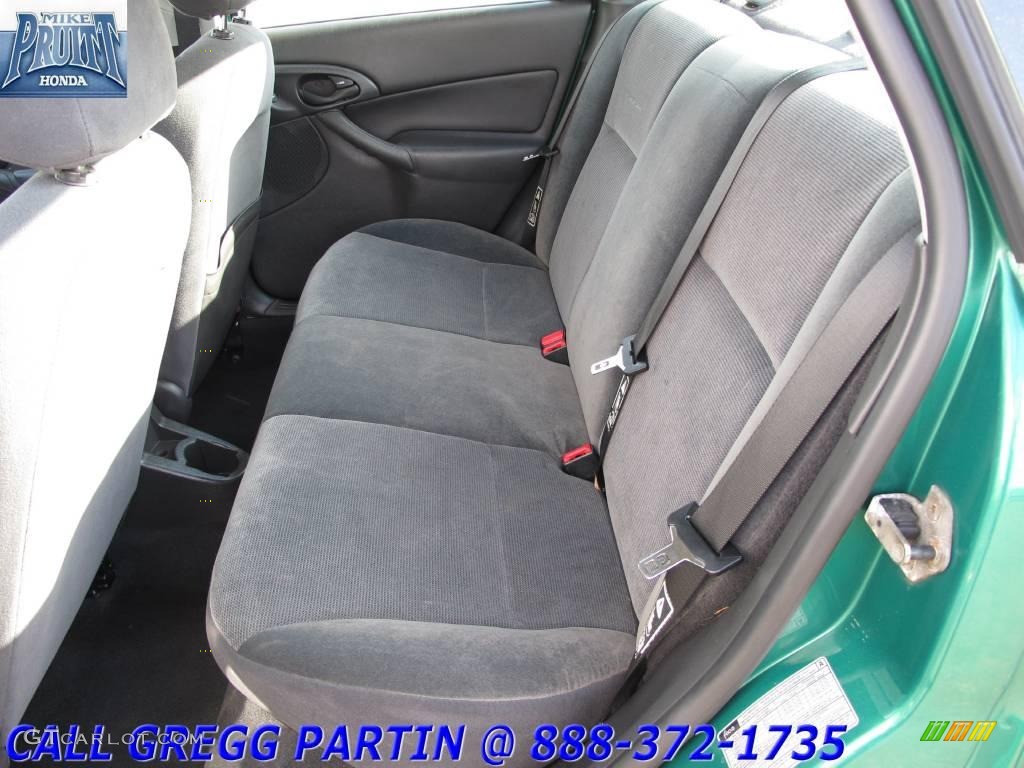 2002 Focus SE Sedan - Grabber Green Metallic / Medium Graphite photo #10