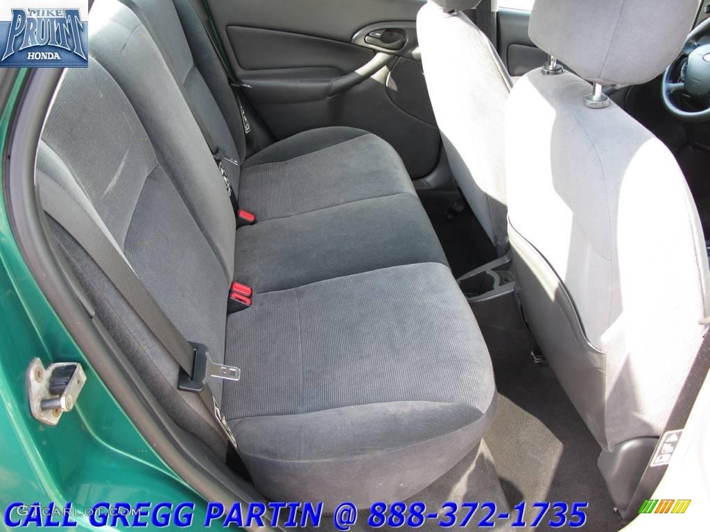 2002 Focus SE Sedan - Grabber Green Metallic / Medium Graphite photo #11