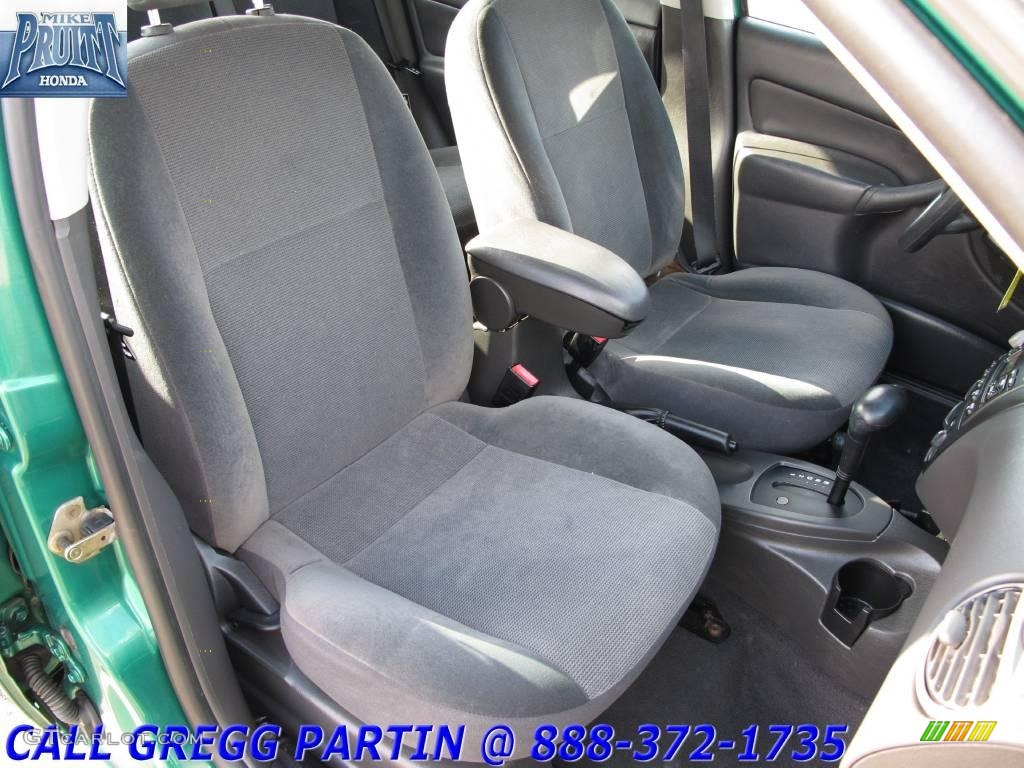 2002 Focus SE Sedan - Grabber Green Metallic / Medium Graphite photo #12
