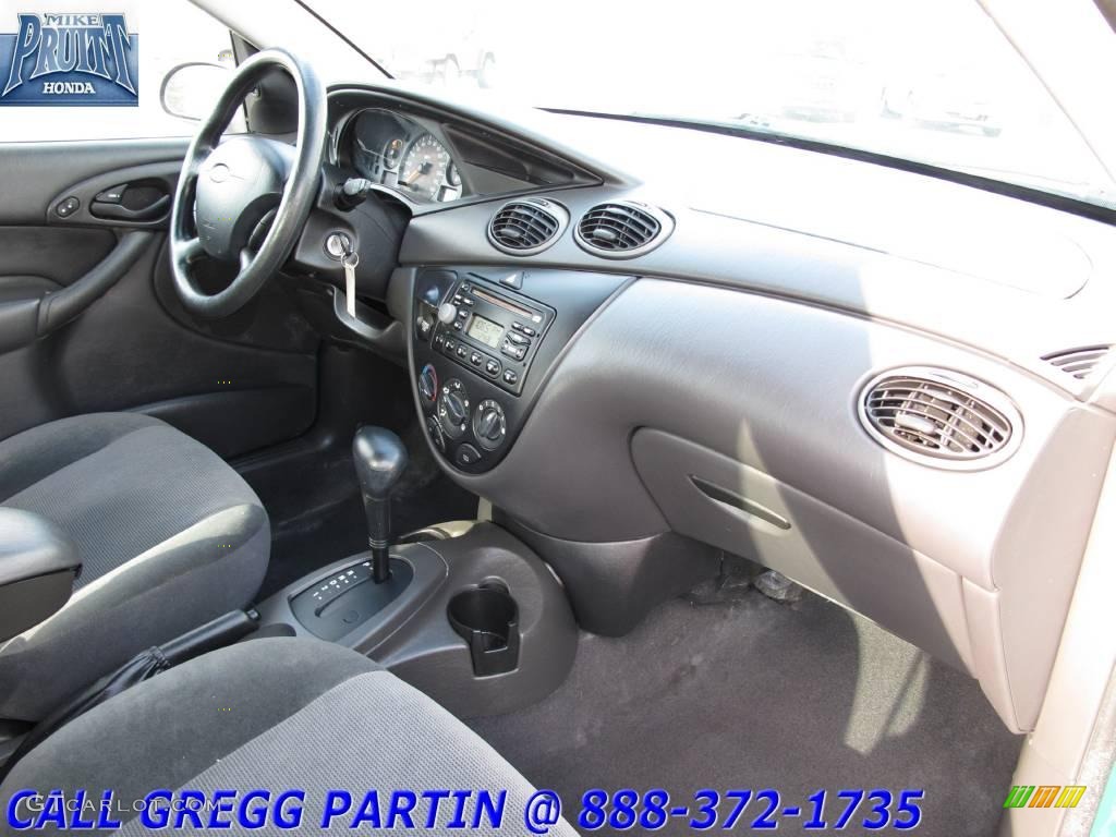2002 Focus SE Sedan - Grabber Green Metallic / Medium Graphite photo #13