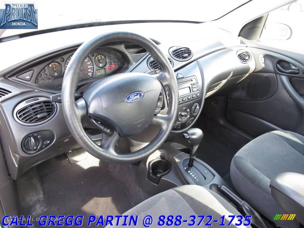 2002 Focus SE Sedan - Grabber Green Metallic / Medium Graphite photo #14