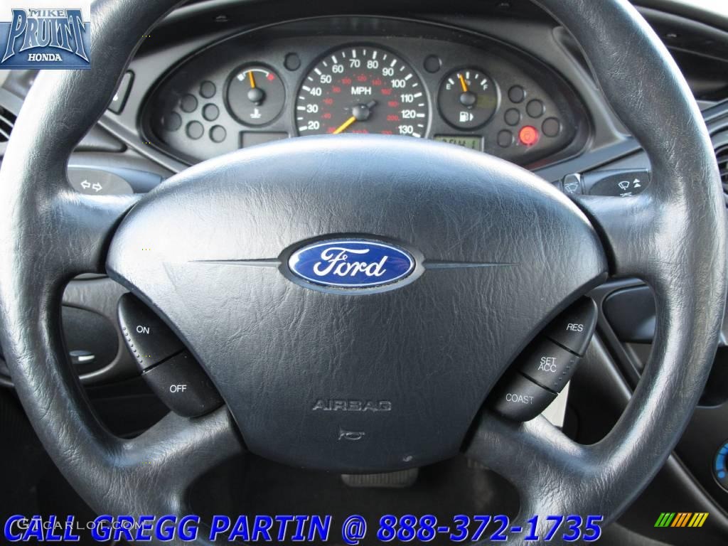 2002 Focus SE Sedan - Grabber Green Metallic / Medium Graphite photo #16