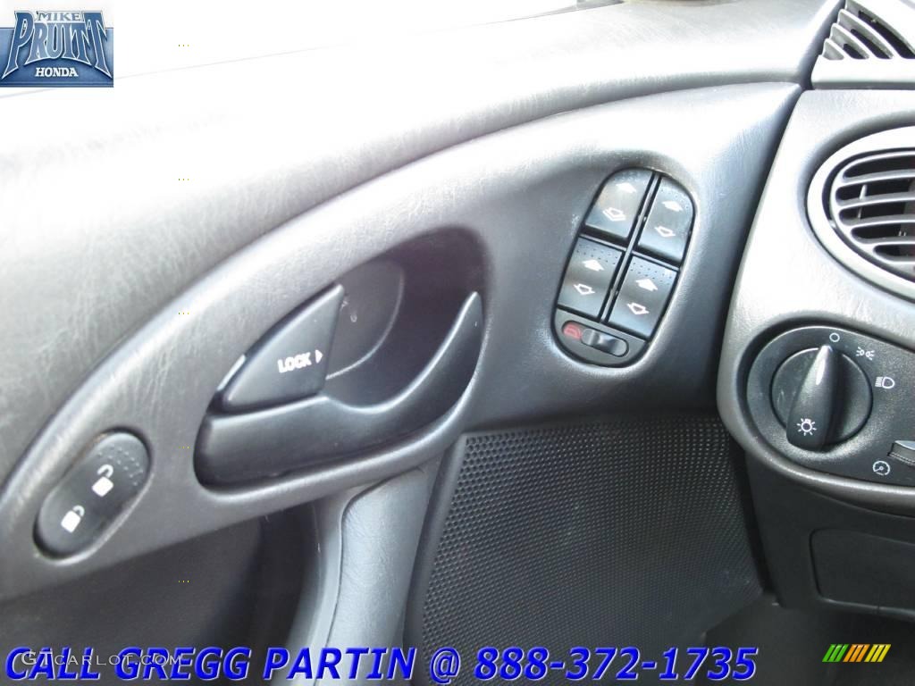 2002 Focus SE Sedan - Grabber Green Metallic / Medium Graphite photo #17