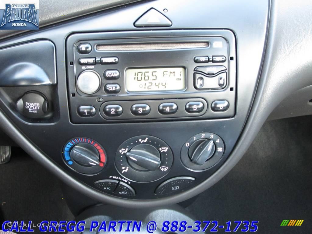 2002 Focus SE Sedan - Grabber Green Metallic / Medium Graphite photo #18