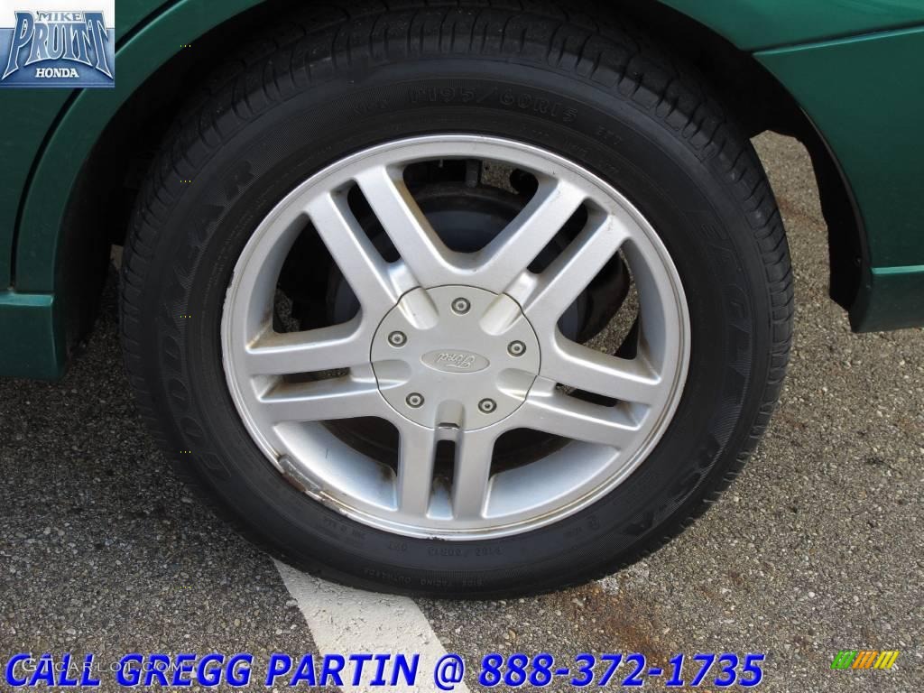 2002 Focus SE Sedan - Grabber Green Metallic / Medium Graphite photo #22