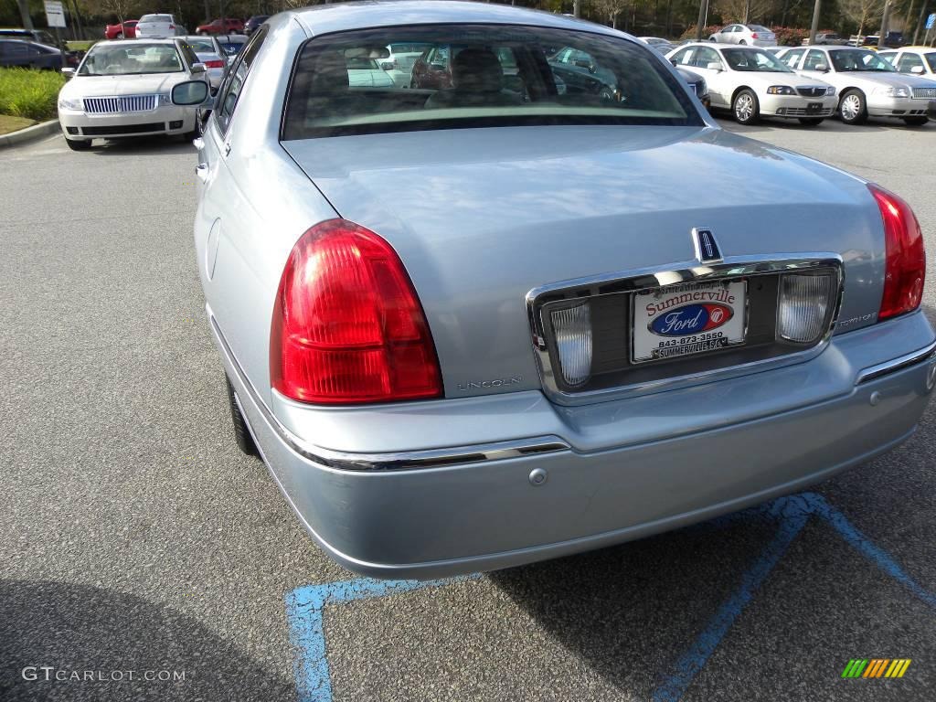 2005 Town Car Signature - Light Ice Blue Metallic / Medium Light Stone/Dark Stone photo #16