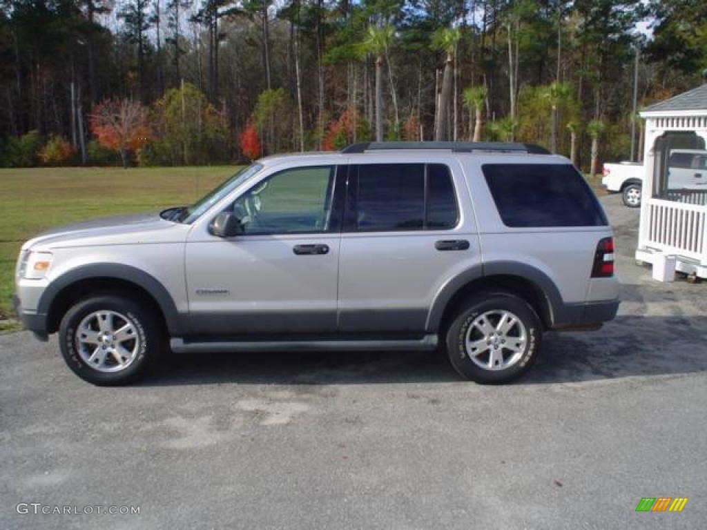 2006 Explorer XLT - Silver Birch Metallic / Camel photo #8
