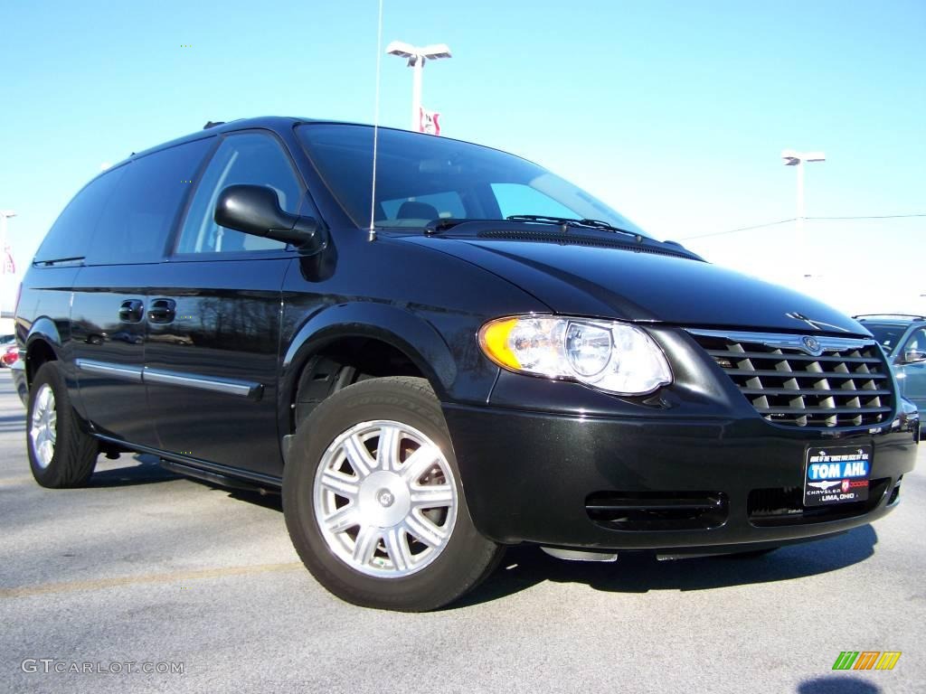 2007 Town & Country Touring - Brilliant Black Crystal Pearl / Dark Khaki/Light Graystone photo #1