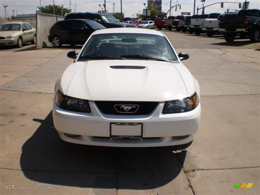 2002 Mustang V6 Coupe - Oxford White / Medium Parchment photo #3