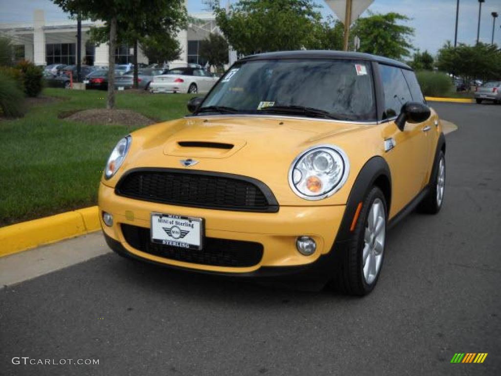 Mellow Yellow Mini Cooper