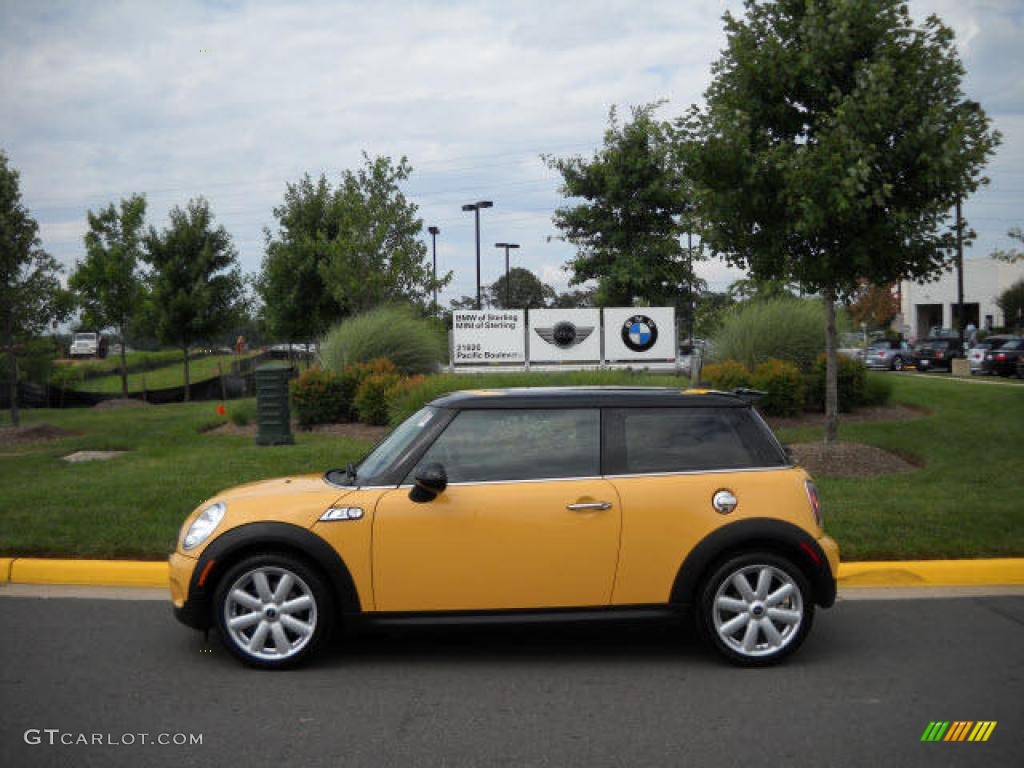 2007 Cooper S Hardtop - Mellow Yellow / Carbon Black/Black photo #2