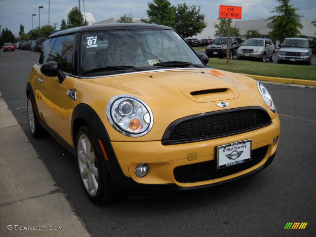 2007 Cooper S Hardtop - Mellow Yellow / Carbon Black/Black photo #7