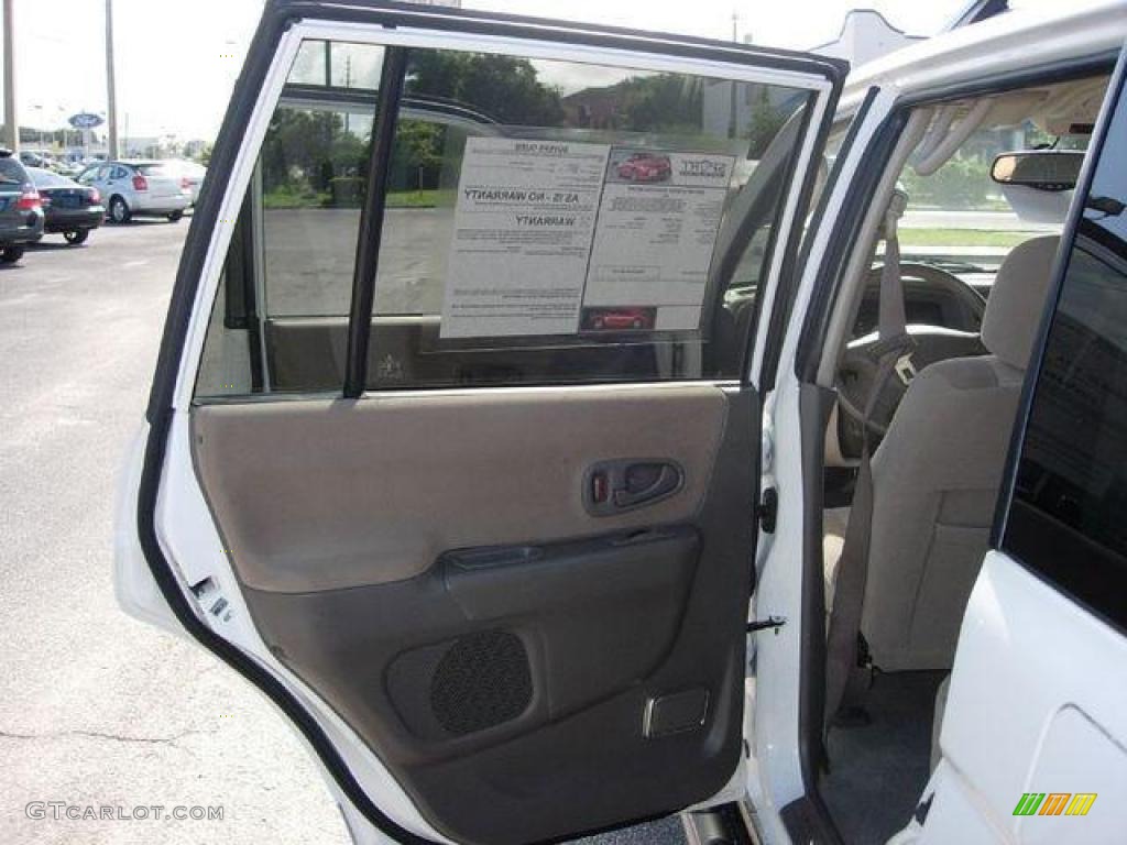 2003 Montero Sport XLS 4x4 - Summit White / Tan photo #9