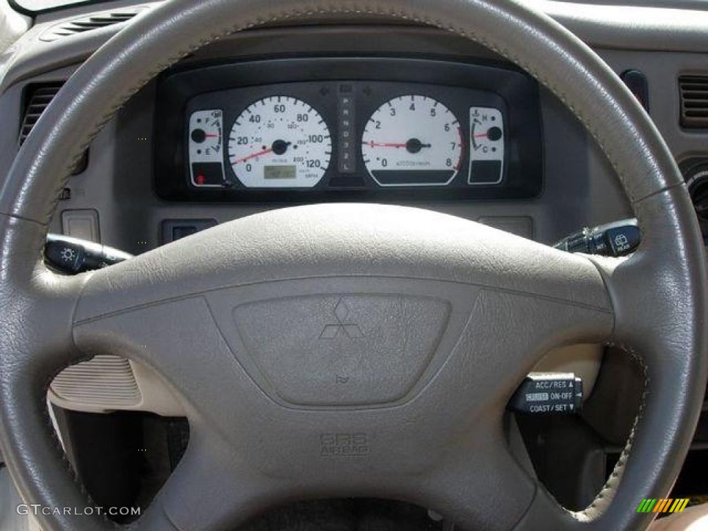 2003 Montero Sport XLS 4x4 - Summit White / Tan photo #18