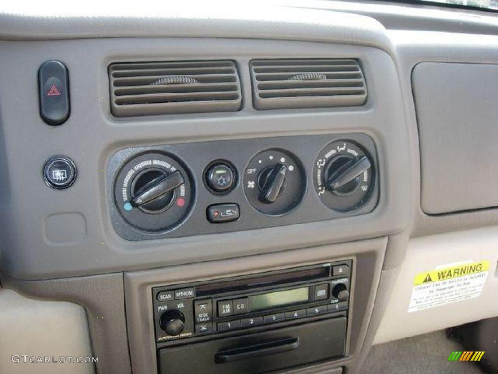 2003 Montero Sport XLS 4x4 - Summit White / Tan photo #21