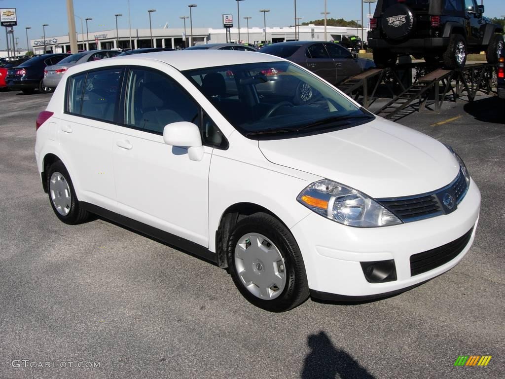 2009 Versa 1.8 S Hatchback - Fresh Powder / Charcoal photo #1