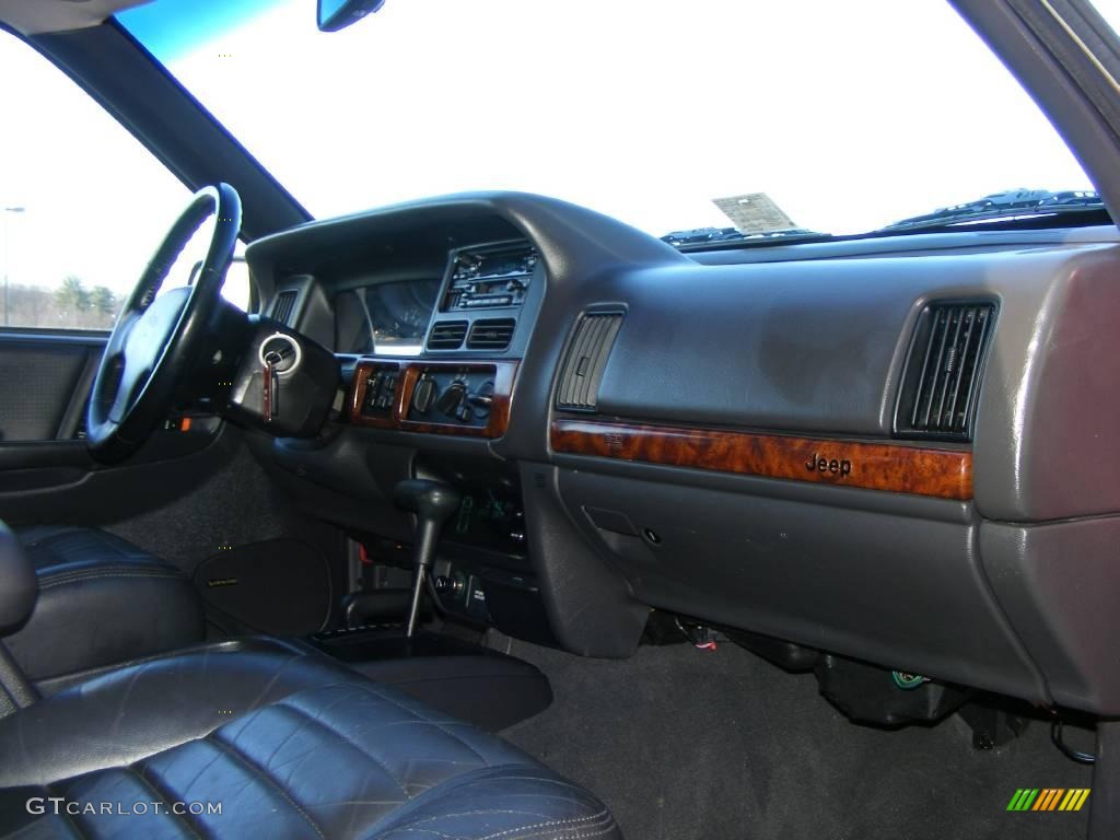 1997 Grand Cherokee Laredo 4x4 - Flame Red / Agate Black photo #18