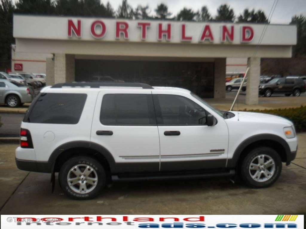 2006 Explorer XLT 4x4 - Oxford White / Stone photo #1