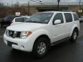 2005 Avalanche White Nissan Pathfinder SE 4x4  photo #1