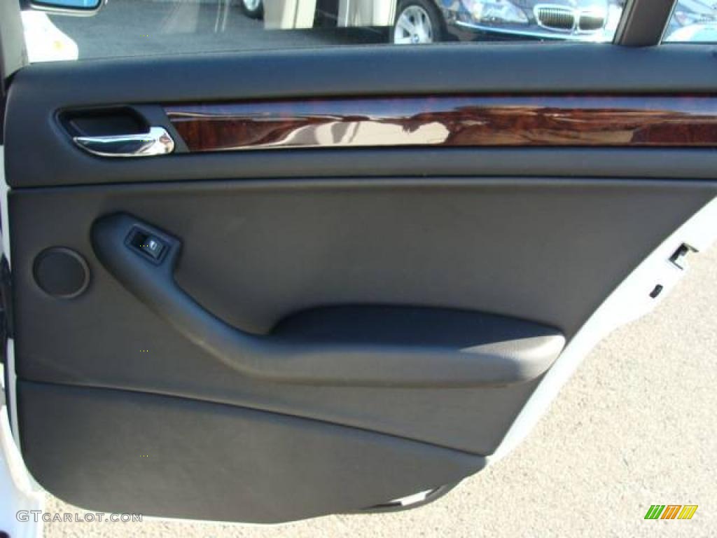 2005 3 Series 325xi Sedan - Alpine White / Black photo #19