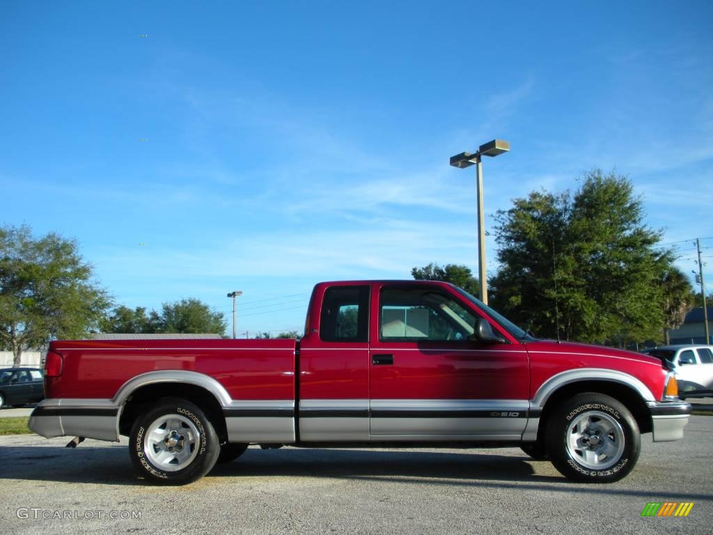 1996 S10 LS Extended Cab - Medium Red Metallic / Graphite photo #4