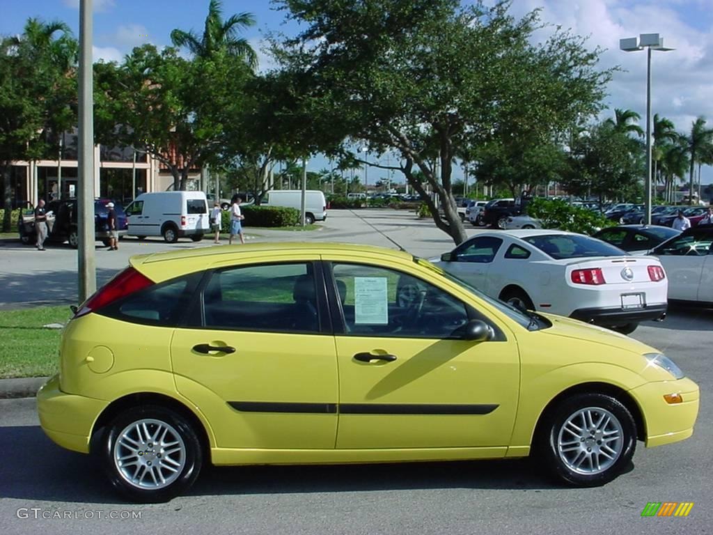 2003 Focus ZX5 Hatchback - Screaming Yellow / Medium Graphite photo #2